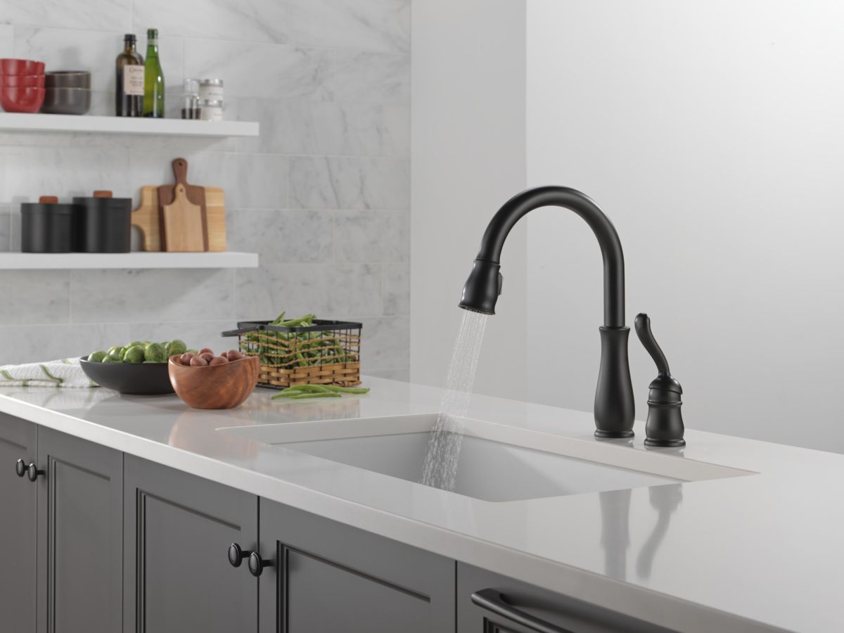 DELTA Leland Single Handle Pull-Down Kitchen Faucet — Matte Black