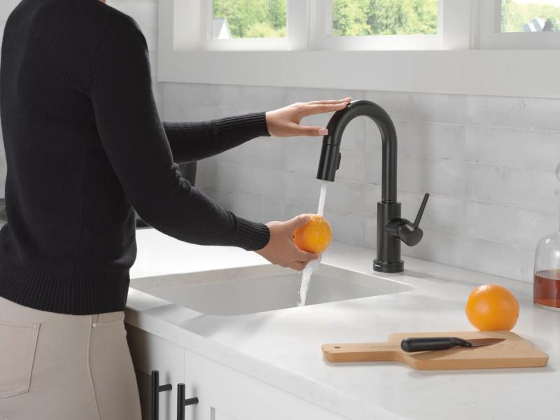 DELTA Trinsic Touch2O Bar / Prep Faucet with Touchless Technology — Matte Black