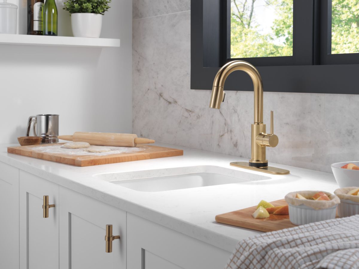 DELTA Trinsic Touch2O Bar / Prep Faucet with Touchless Technology — Champagne Bronze