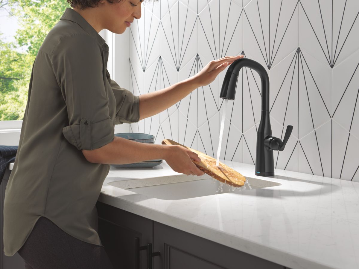 DELTA Stryke Touch2O Bar / Prep Faucet with Touchless Technology — Matte Black