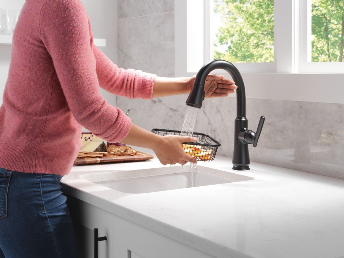 DELTA Coranto Touch2O Bar / Prep Faucet with Touchless Technology — Matte Black