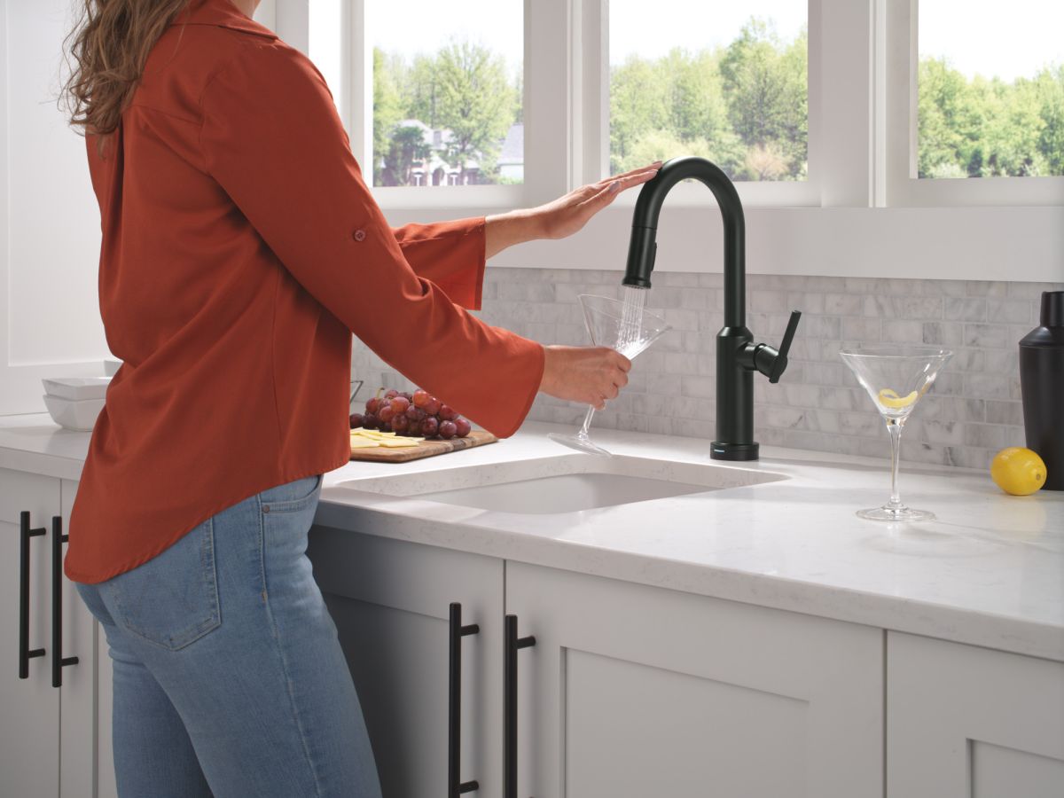 DELTA Cordova Touch2O Bar / Prep Faucet with Touchless Technology — Matte Black