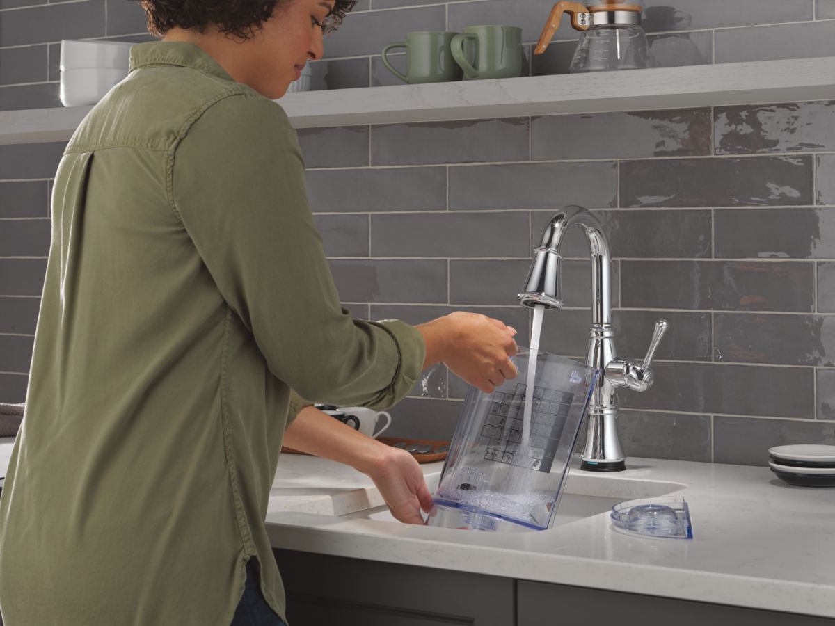 DELTA Cassidy Touch2O Bar / Prep Faucet with Touchless Technology — Lumicoat® Chrome