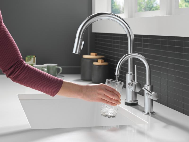 DELTA Trinsic Single Handle Pull-Down Kitchen Faucet with Touch2O Technology — Arctic Stainless