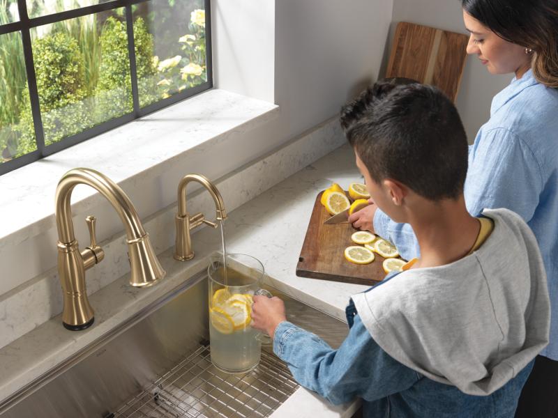 DELTA Cassidy Touch2O Technology Kitchen Faucet with Touchless Technology — Lumicoat® Champagne Bronze