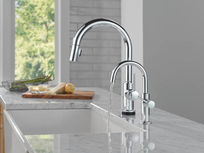 DELTA Trinsic Single Handle Pull-Down Kitchen Faucet with Touch2O Technology — Chrome