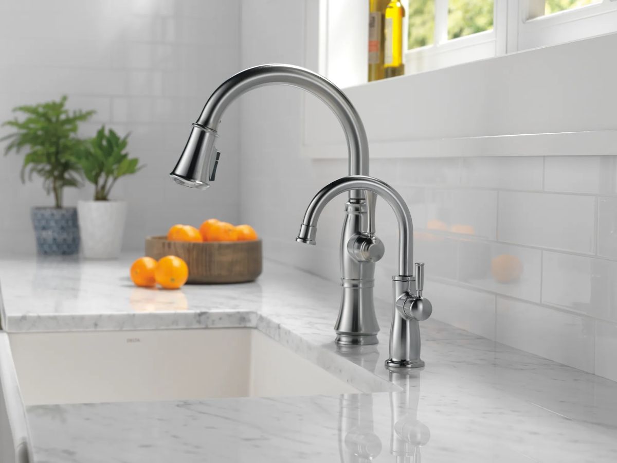DELTA Cassidy Single Handle Pull-Down Kitchen Faucet — Lumicoat® Arctic Stainless