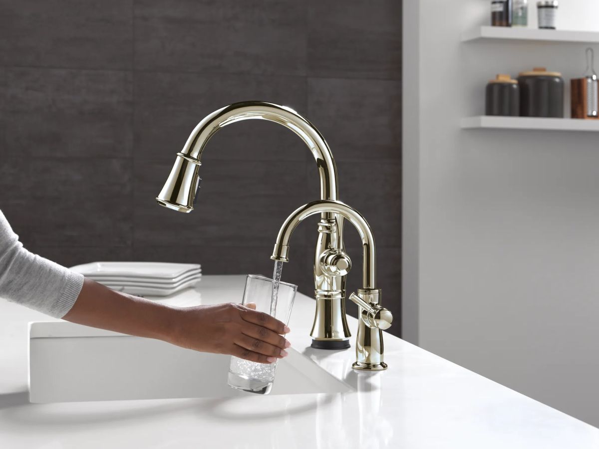 DELTA Cassidy Touch2O Technology Kitchen Faucet with Touchless Technology — Lumicoat® Polished Nickel