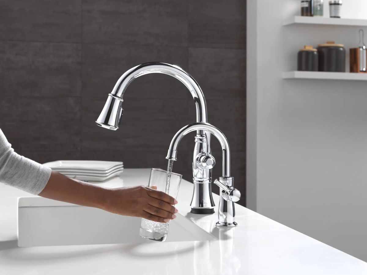 DELTA Cassidy Touch2O Technology Kitchen Faucet with Touchless Technology — Lumicoat® Chrome