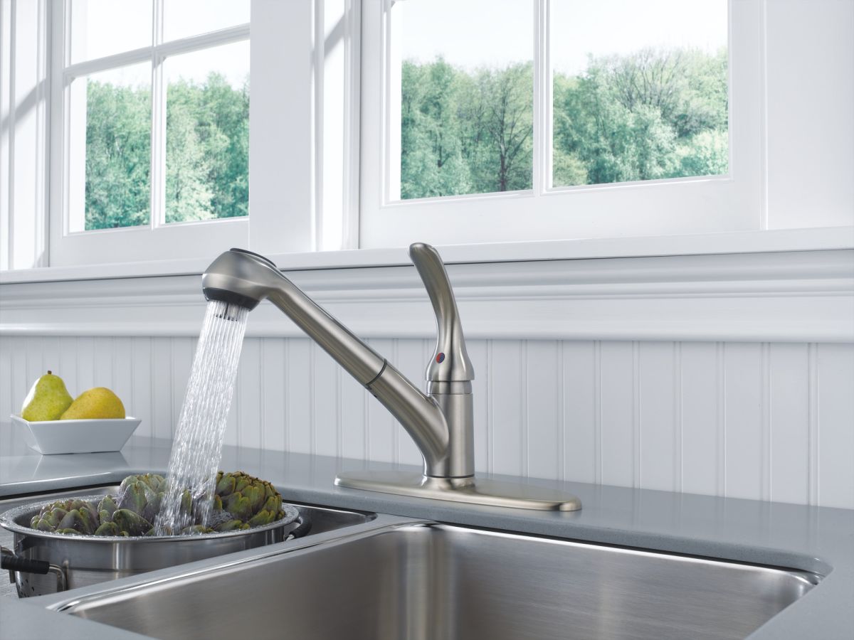 DELTA Foundations Single Handle Pull-Out Kitchen Faucet — Stainless