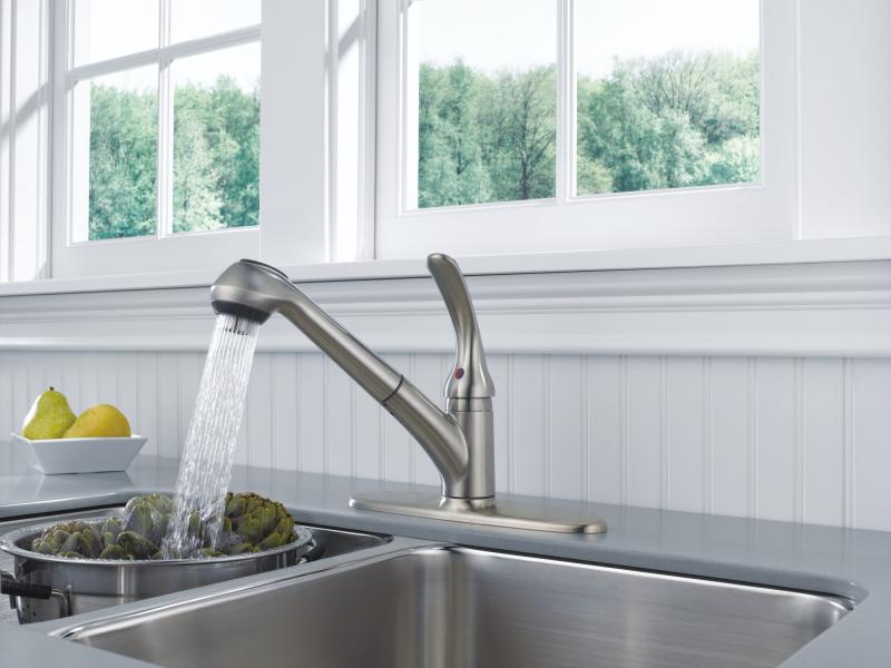 DELTA Foundations Single Handle Pull-Out Kitchen Faucet — Stainless