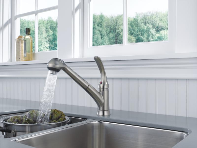 DELTA Foundations Single Handle Pull-Out Kitchen Faucet — Stainless
