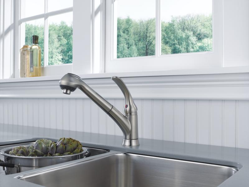 DELTA Foundations Single Handle Pull-Out Kitchen Faucet — Stainless