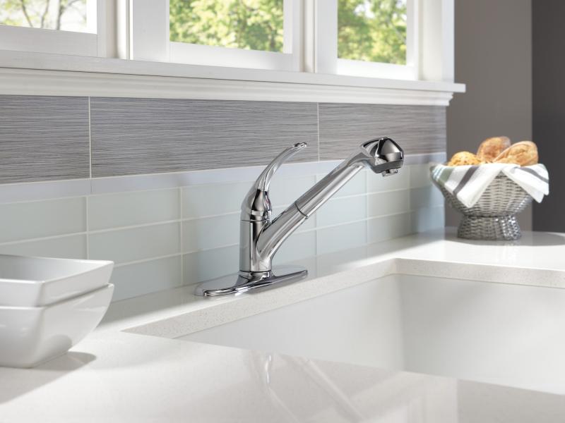 DELTA Foundations Single Handle Pull-Out Kitchen Faucet — Chrome