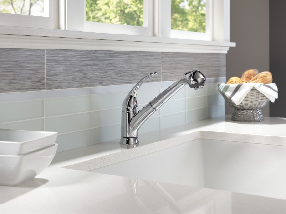 DELTA Foundations Single Handle Pull-Out Kitchen Faucet — Chrome