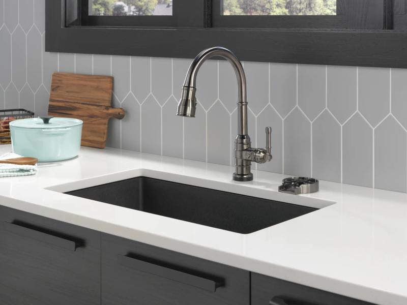 DELTA Broderick Single Handle Pull-Down Kitchen Faucet With Touch2O  Technology — Black Stainless