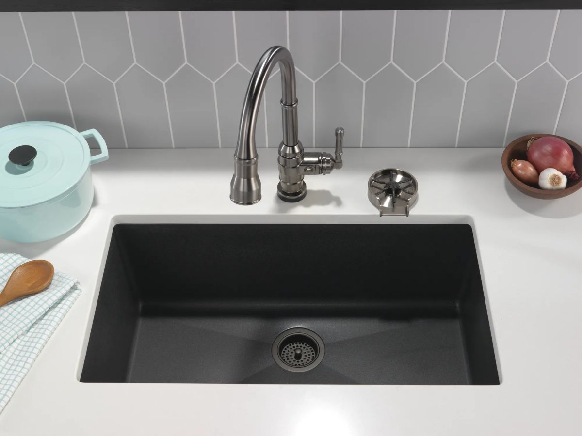 DELTA Broderick Single Handle Pull-Down Kitchen Faucet With Touch2O  Technology — Black Stainless