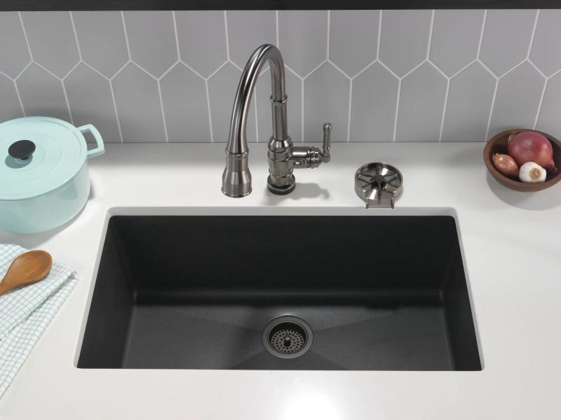 DELTA Broderick Single Handle Pull-Down Kitchen Faucet With Touch2O  Technology — Black Stainless