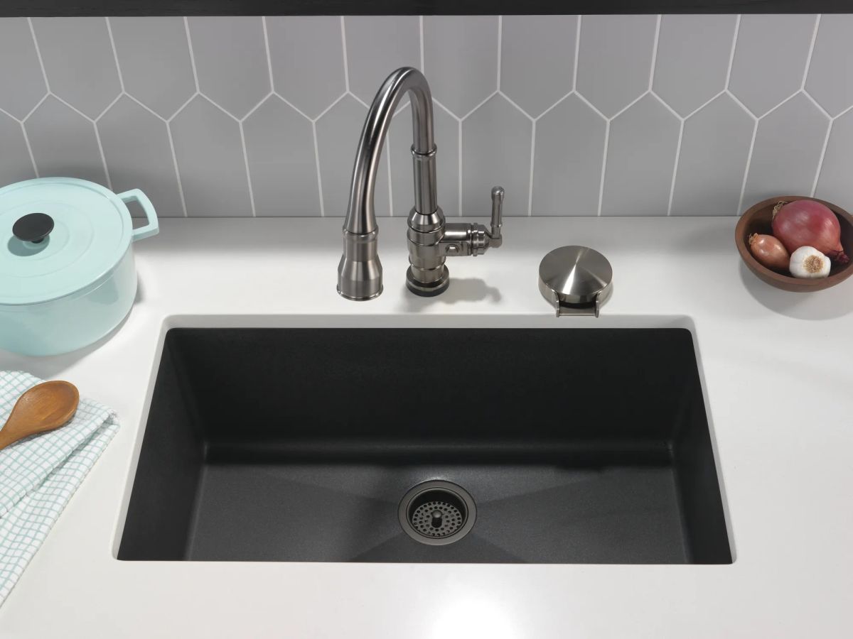 DELTA Broderick Single Handle Pull-Down Kitchen Faucet With Touch2O  Technology — Black Stainless
