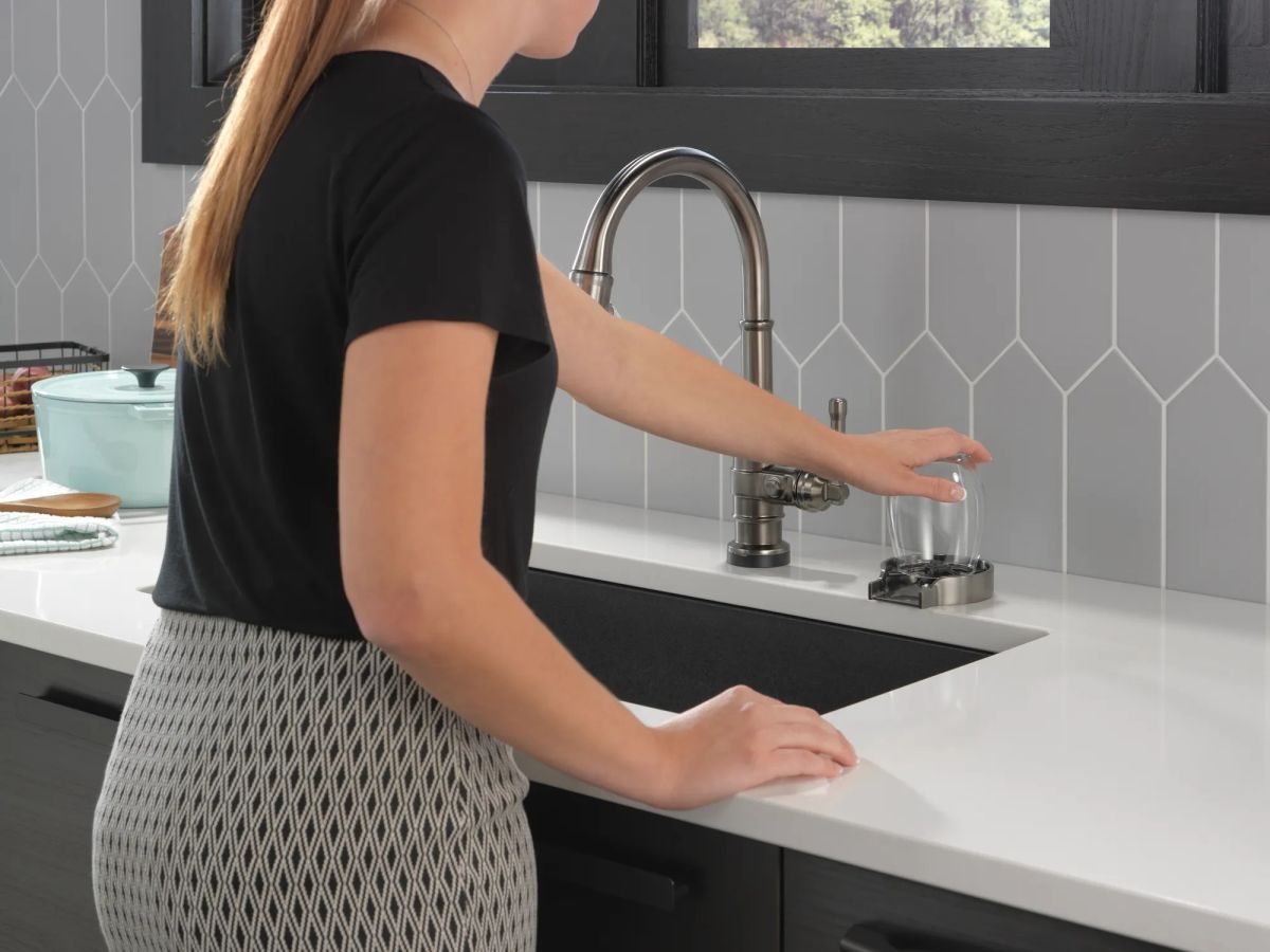 DELTA Broderick Single Handle Pull-Down Kitchen Faucet With Touch2O  Technology — Black Stainless