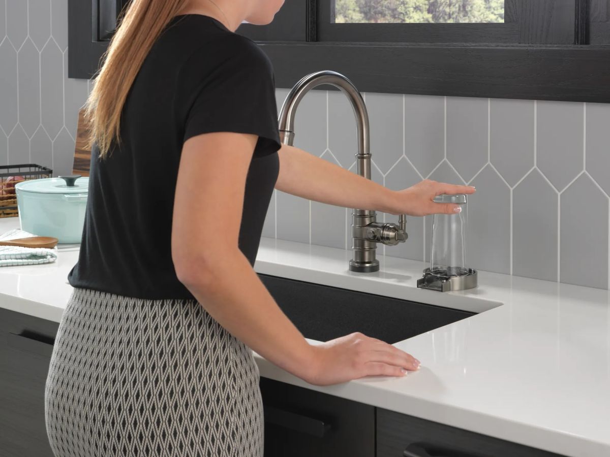 DELTA Broderick Single Handle Pull-Down Kitchen Faucet With Touch2O  Technology — Black Stainless