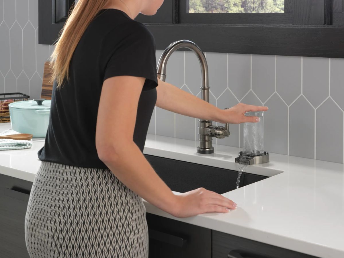 DELTA Broderick Single Handle Pull-Down Kitchen Faucet With Touch2O  Technology — Black Stainless