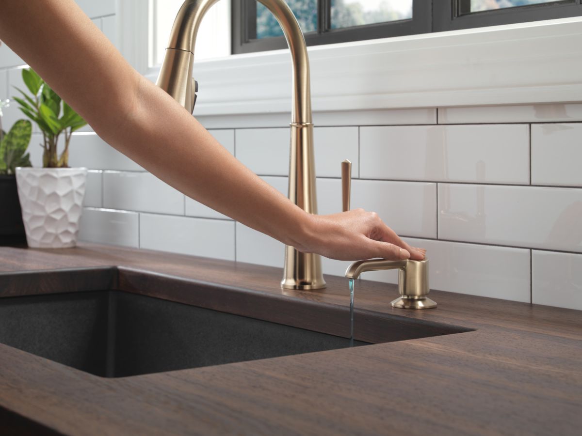 DELTA Emmeline Single Handle Pull-Down Kitchen Faucet — Lumicoat® Champagne Bronze