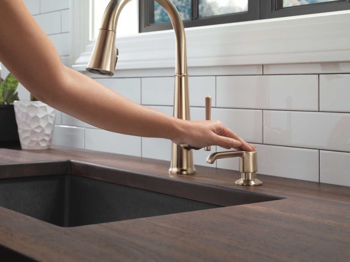 DELTA Emmeline Single Handle Pull-Down Kitchen Faucet — Lumicoat® Champagne Bronze