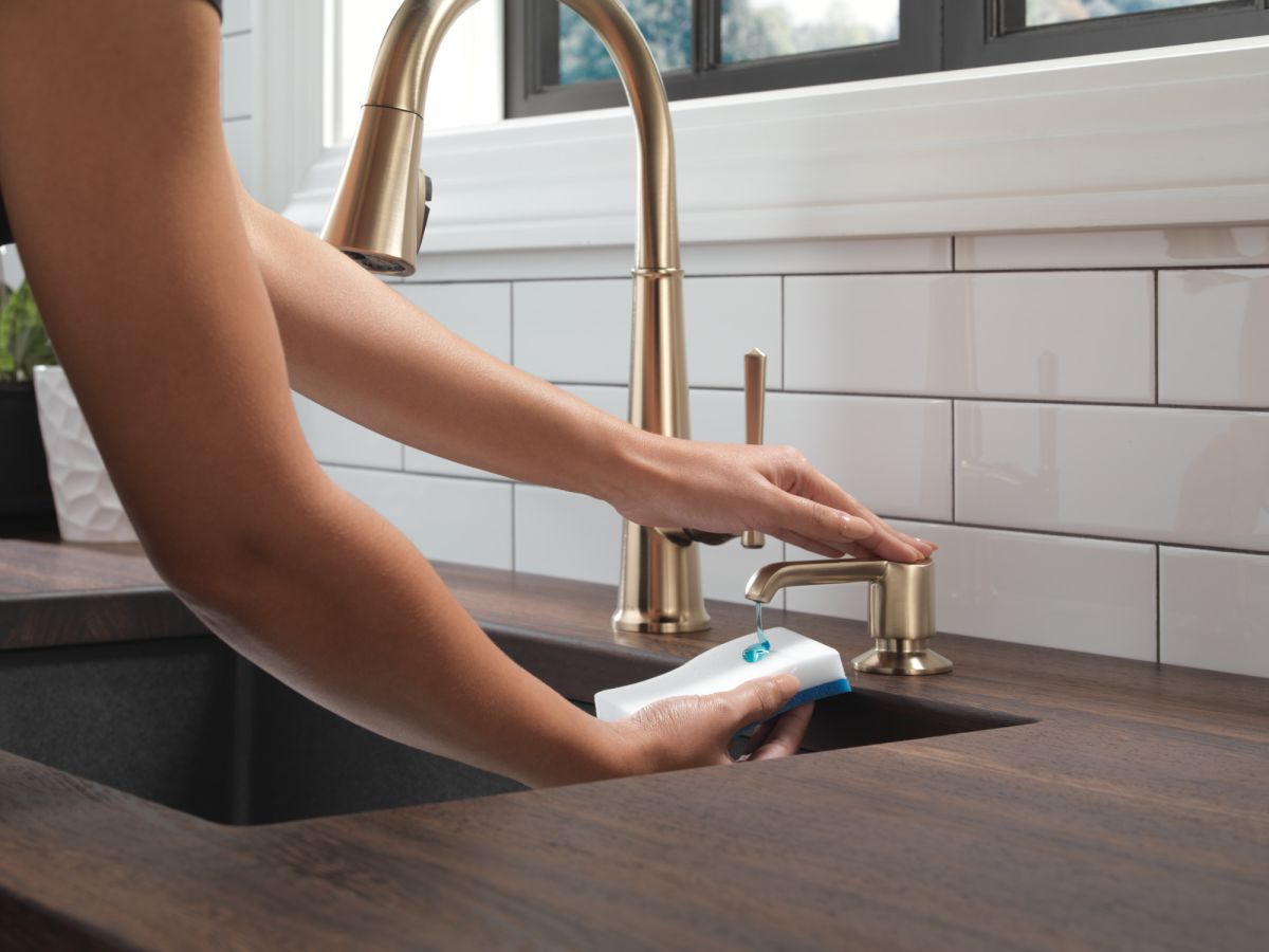 DELTA Emmeline Single Handle Pull-Down Kitchen Faucet — Lumicoat® Champagne Bronze