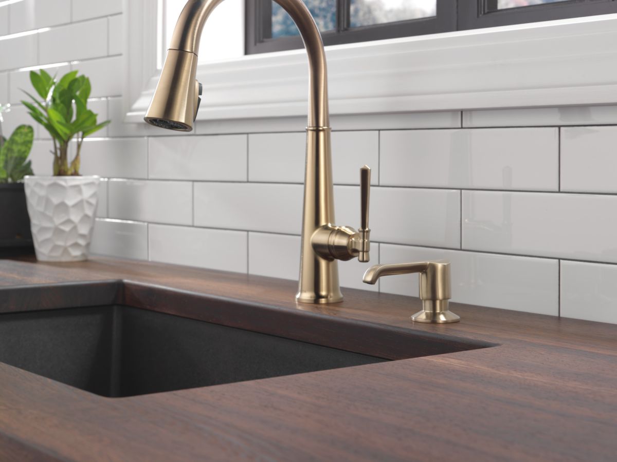 DELTA Emmeline Single Handle Pull-Down Kitchen Faucet — Lumicoat® Champagne Bronze