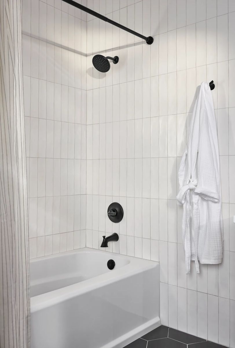 DELTA Kayra Monitor 14 Series Tub & Shower Trim — Matte Black