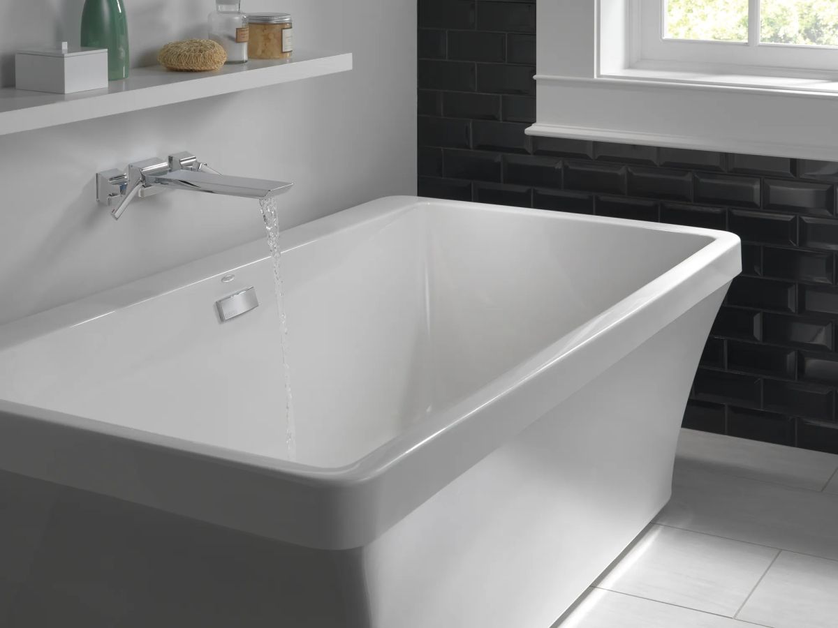 DELTA Pivotal Wall Mount Tub Filler Trim — Lumicoat® Chrome