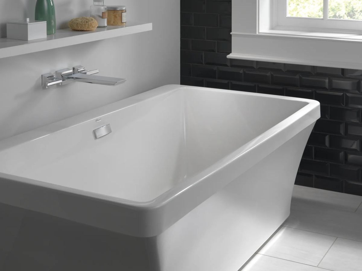 DELTA Pivotal Wall Mount Tub Filler Trim — Lumicoat® Chrome